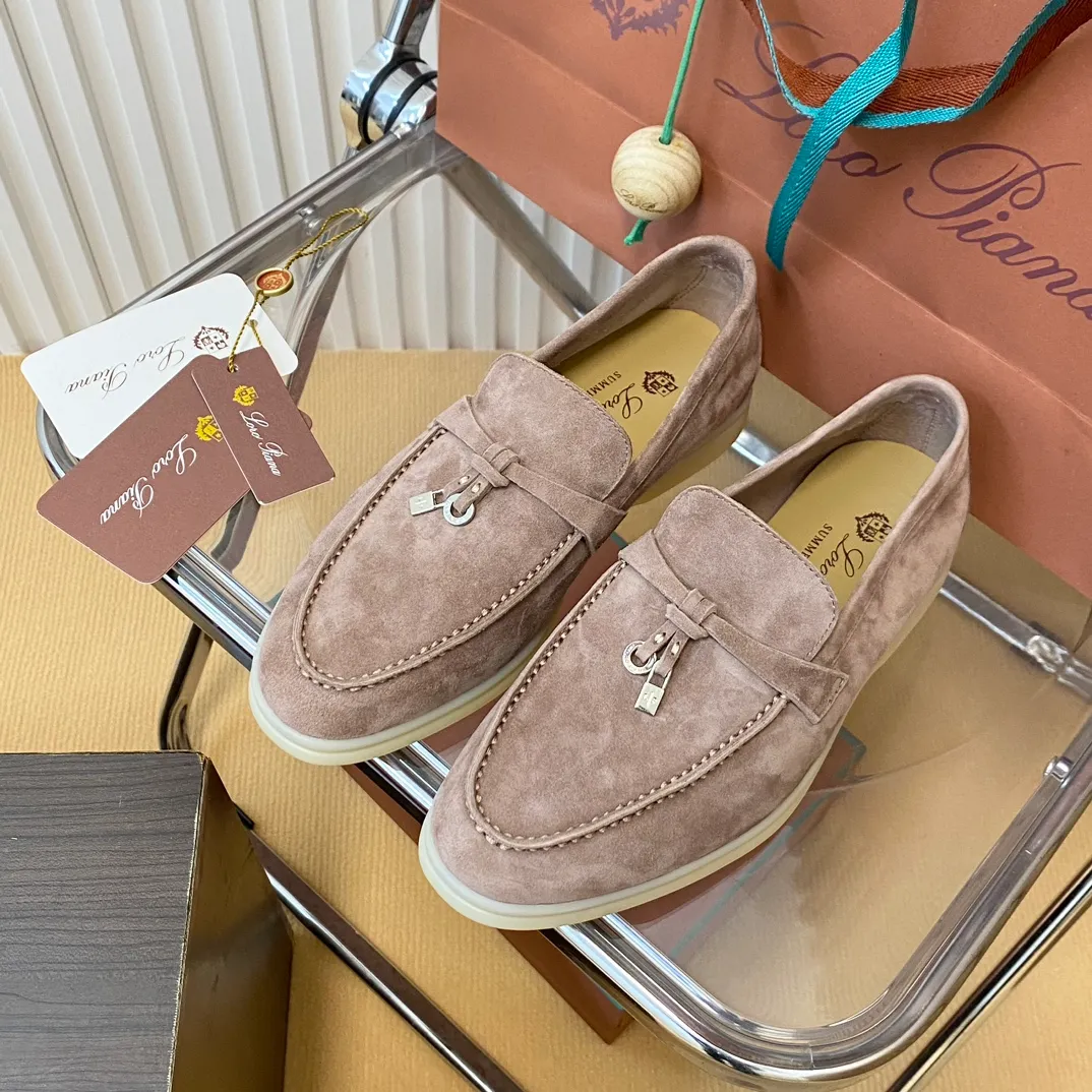 💕💕Factory direct selling price p540💕💕 🔥🔥🔥 Loro Piana classic model 💯Top genuine grade💯Buy the original 1:1 copy💯 Founded the existing Loro Piana company on April 24, 1924. It is the sixth generation of family operation, providing the best quality products to customers who are discerning about taste and quality. Fabric: Imported original Yangjing (men's model imported high mercerized) Lining: Made of plain calfskin Purely hand-sewn thread Authentic packaging Original outsole Size: 35-42 39-45 Note: Long-term supply, sell with confidence